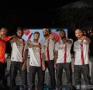 乐鱼网页版 -洛杉矶快船训练开放日，集结日状态回暖引欢呼，葡超在即，团队化学反应显著的简单介绍